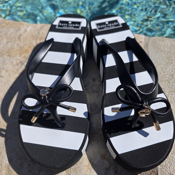 Kate Spade NY Black White Stripe Flip Flop Sandlas Bow Gold Logo SZ- 8 Like New - Picture 13 of 14